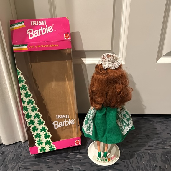 Dolls of the World: Irish Barbie - Picture 2 of 9